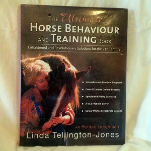 The Ultimate Horse Behaviour and Training Book - Enlightened and Revolutionary Solutions for the 21st Century, by Linda Tellington-Jones,